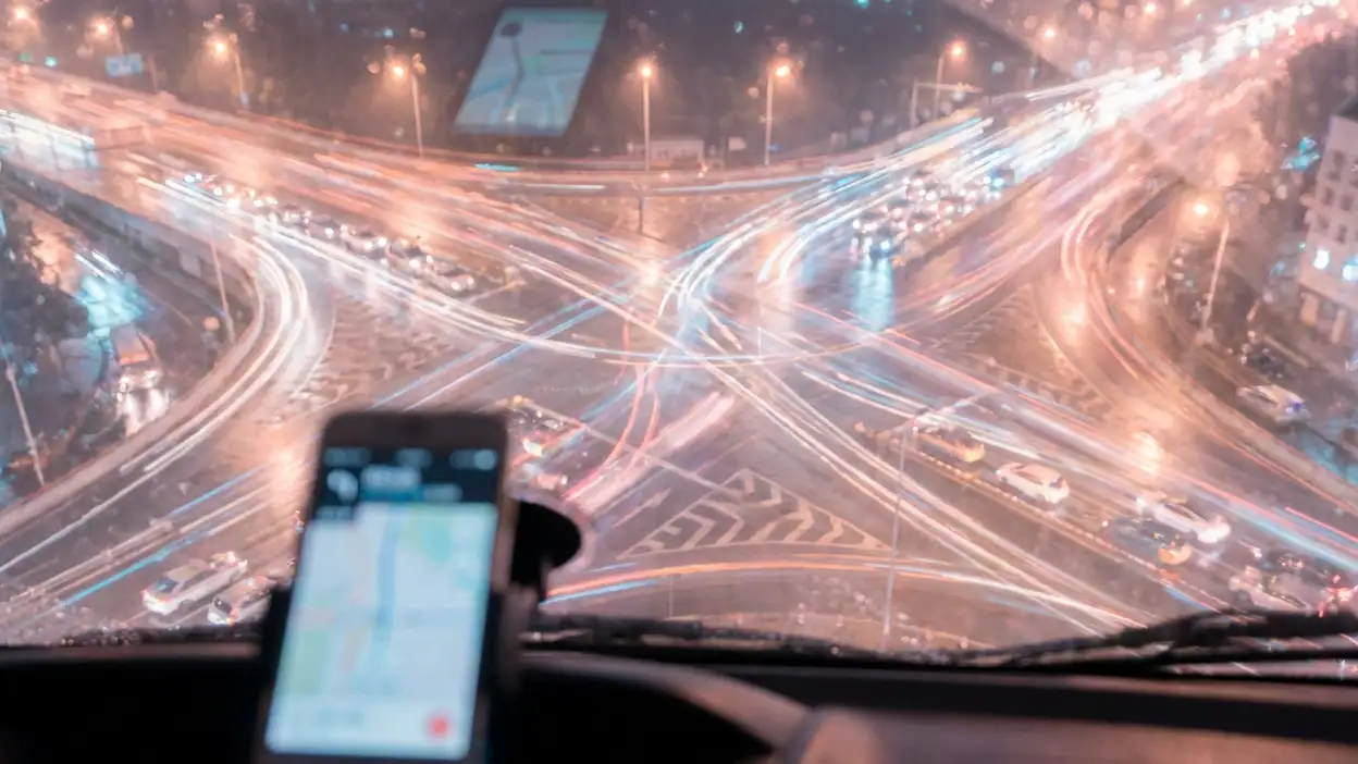 Uber: Estrategia y Poder en la Movilidad Urbana