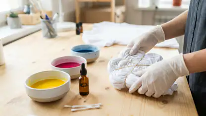 Tie-dye trasforma ogni gesto in colore, ma il design conta